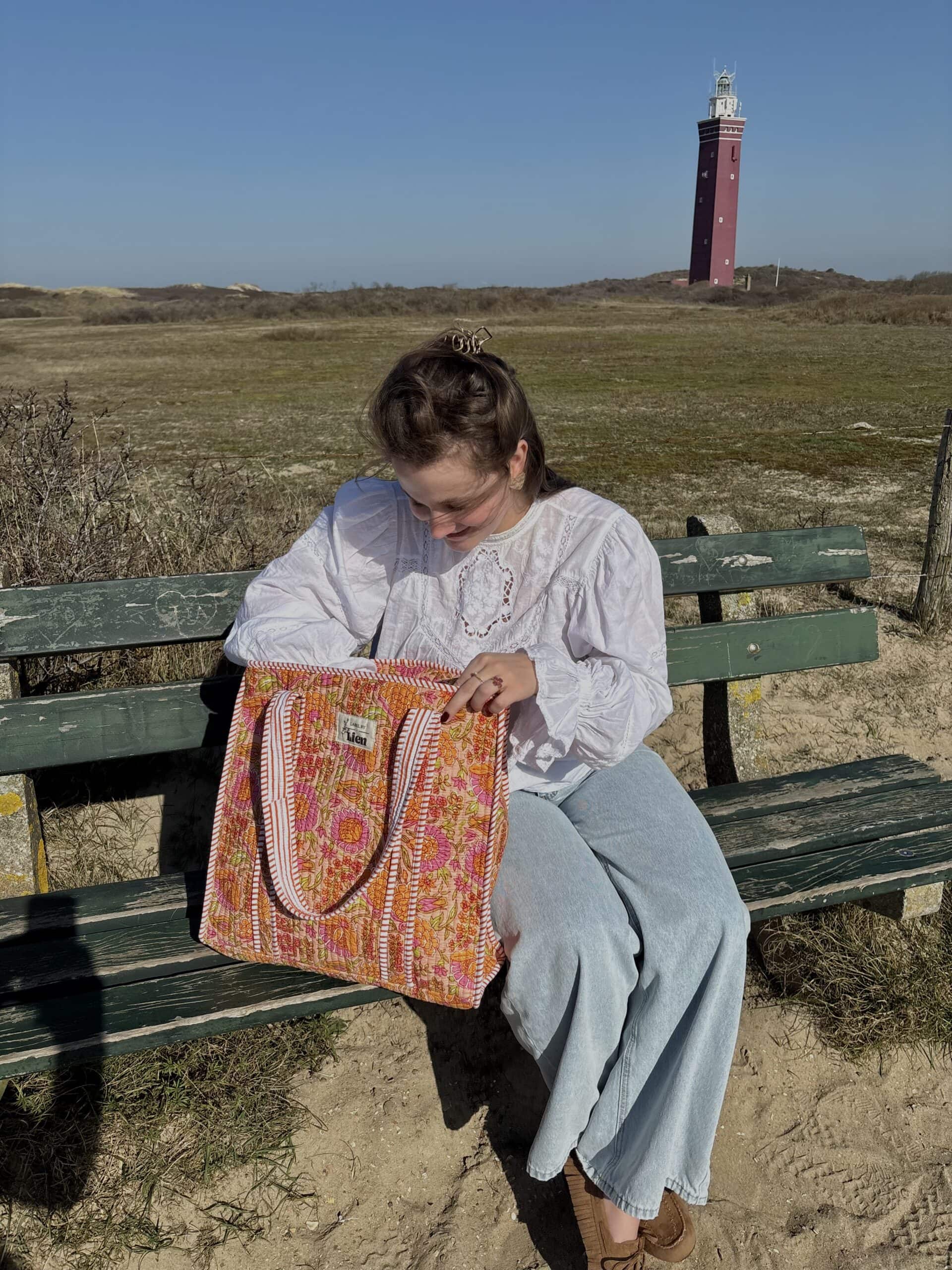 Tote bag oranje met bloemenprint, ideaal als strandtas of voor een dagje weg! Tote bag oranje met bloemenprint, ideaal als strandtas of voor een dagje weg!