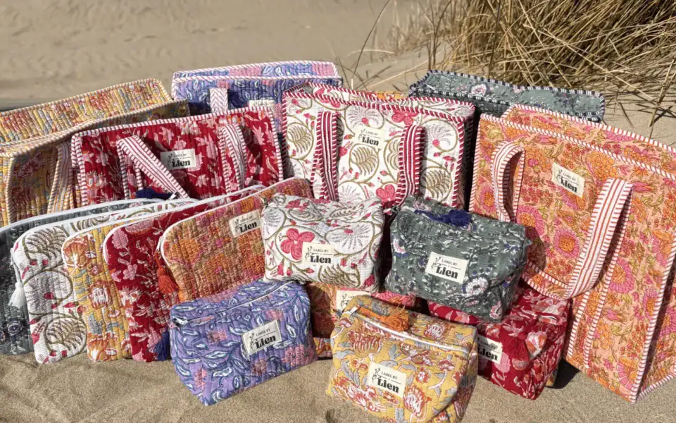 Collectie kleurrijke tote bags, toilettassen en laptop sleeves met bloemenprint