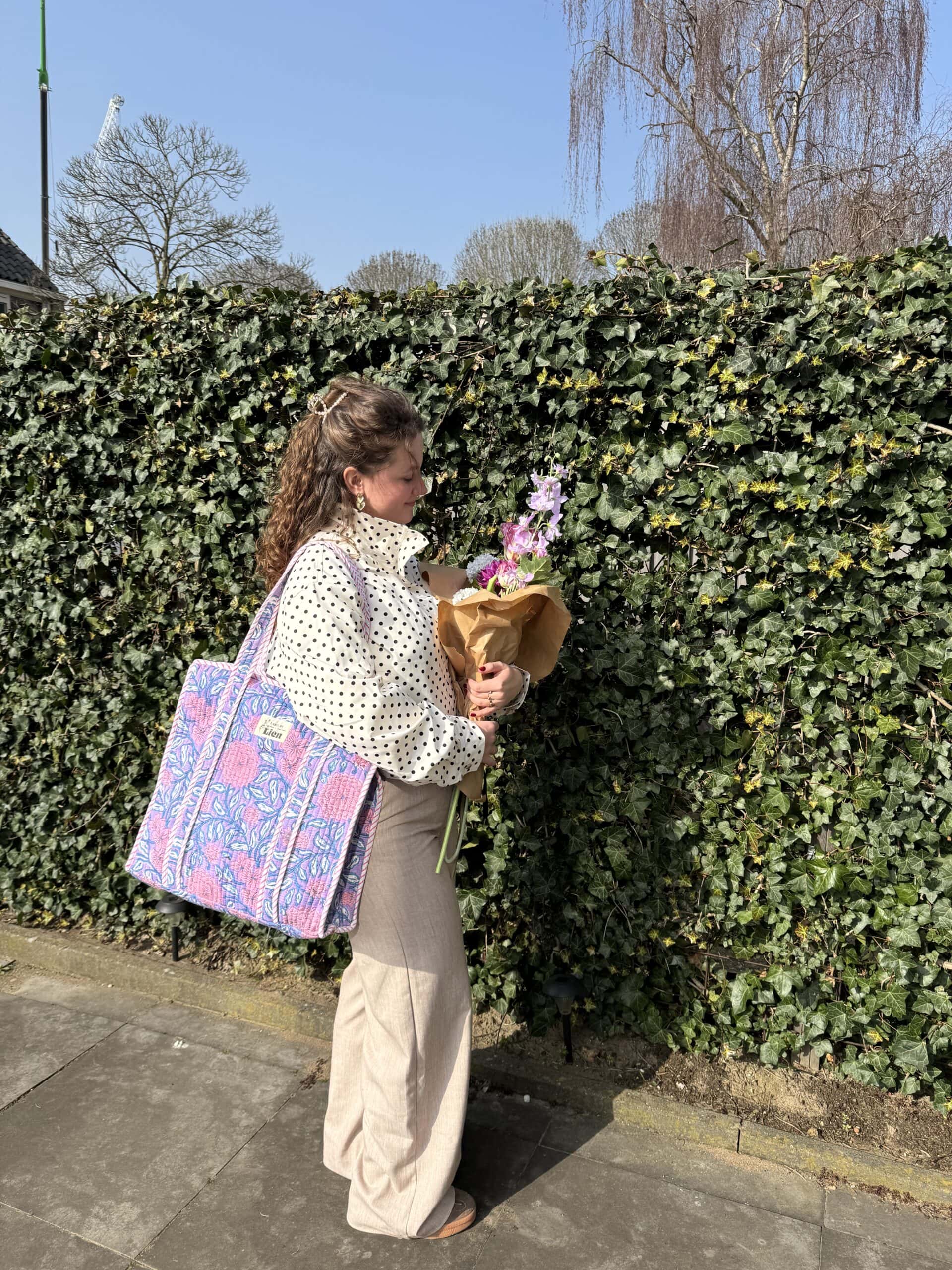 Tote bag Lila met bloemenprint. De ideale strandtas voor deze zomer! Tote bag Lila met bloemenprint. De ideale strandtas voor deze zomer!