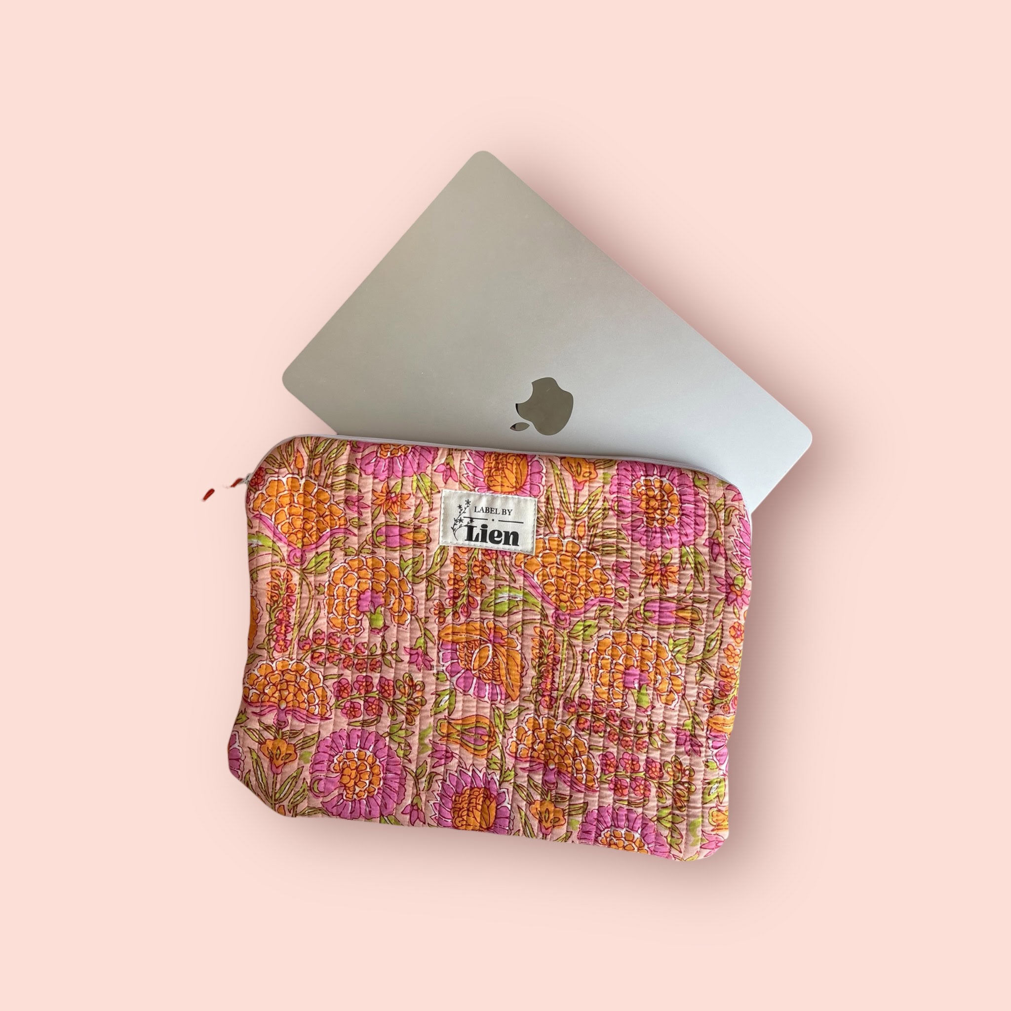Laptophoes oranje met kleurrijke bloemenprint