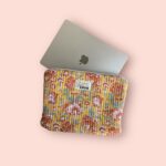 Laptophoes geel met kleurrijke bloemenprint