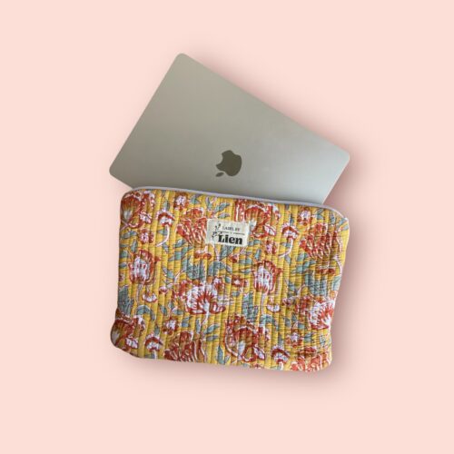 Laptophoes geel met kleurrijke bloemenprint