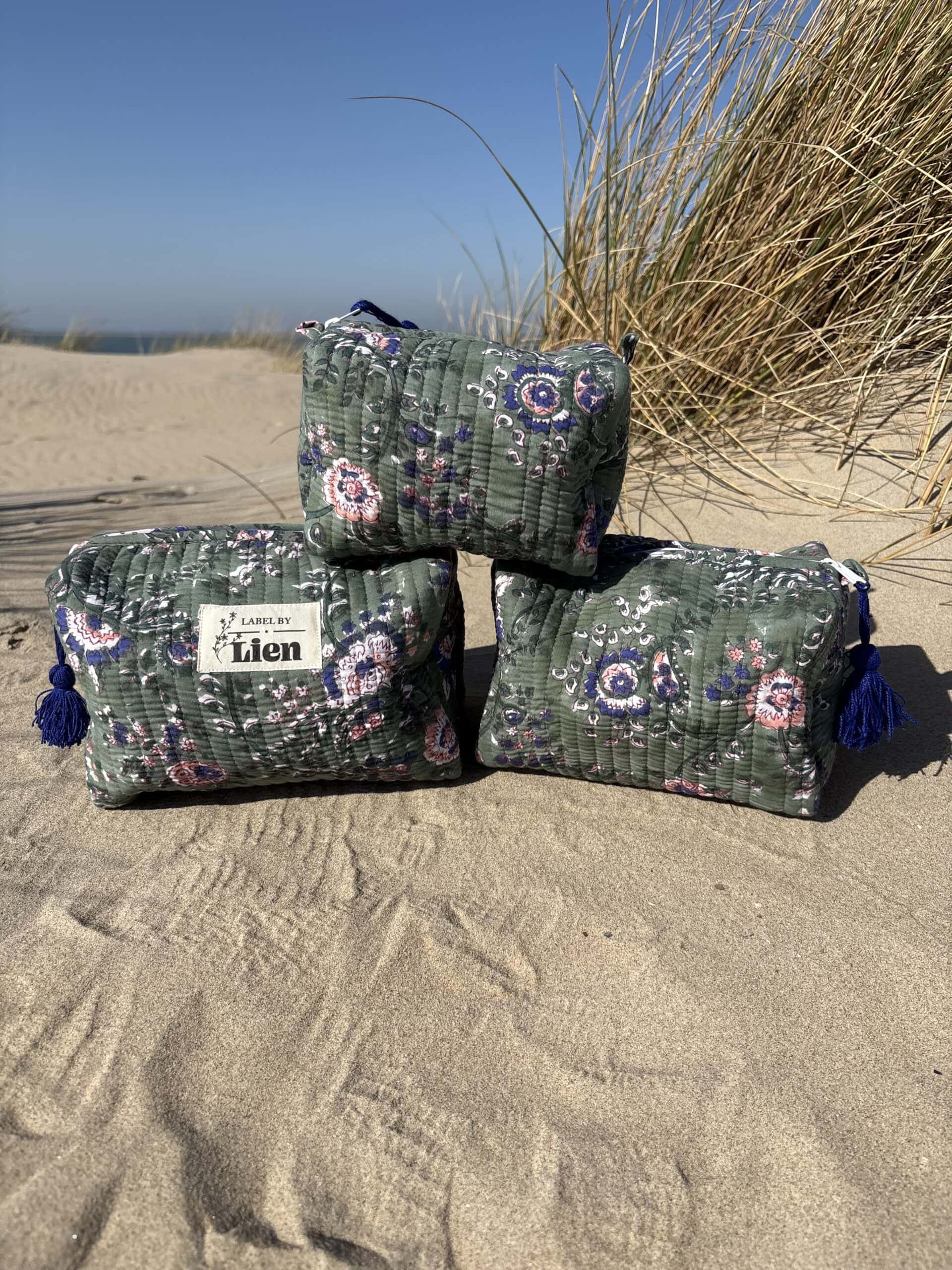 Toilettas groen met bloemenprint Toilettas groen met bloemenprint