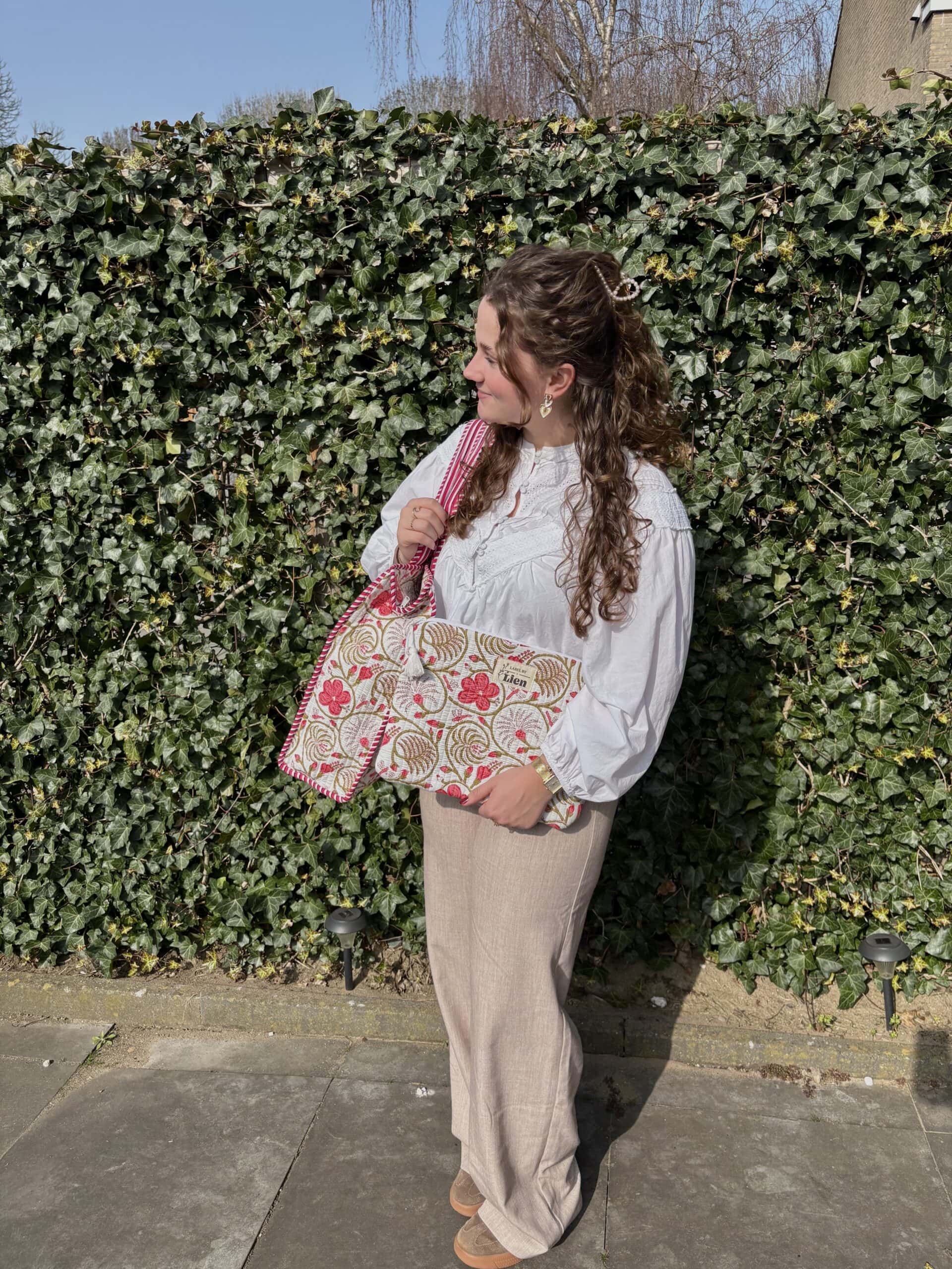 Laptop hoes wit met kleurrijke roze bloemenprint