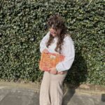 Laptophoes oranje, leuke oranje hoes met kleurrijke bloemenprint