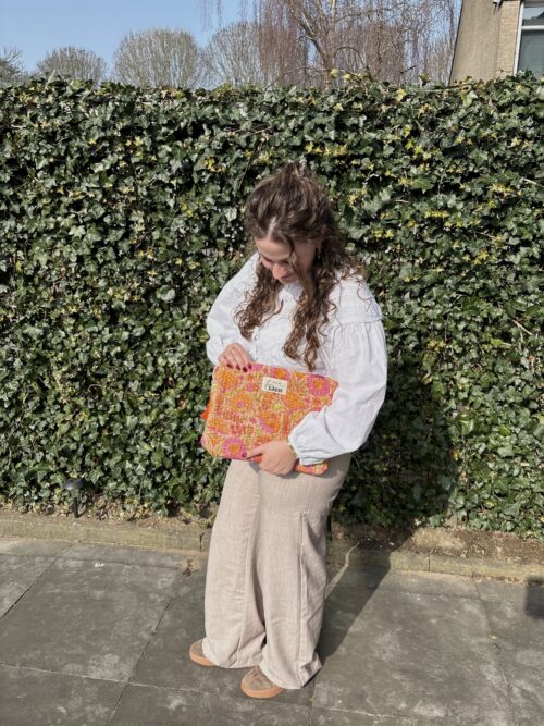 Laptophoes oranje, leuke oranje hoes met kleurrijke bloemenprint