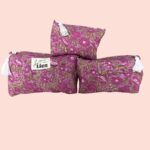 Toilettasset groen paars met kleurrijke bloemenprint.