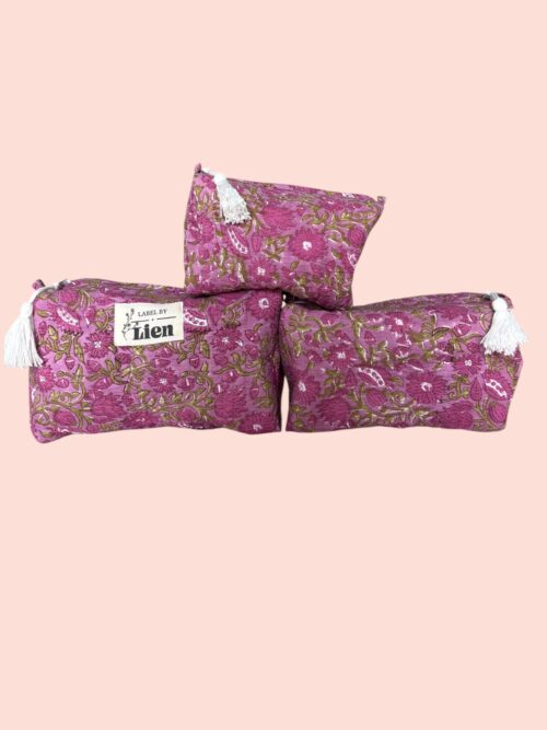 Toilettasset groen paars met kleurrijke bloemenprint.