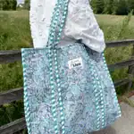 strandtas lichtbiauw met bloemenprint