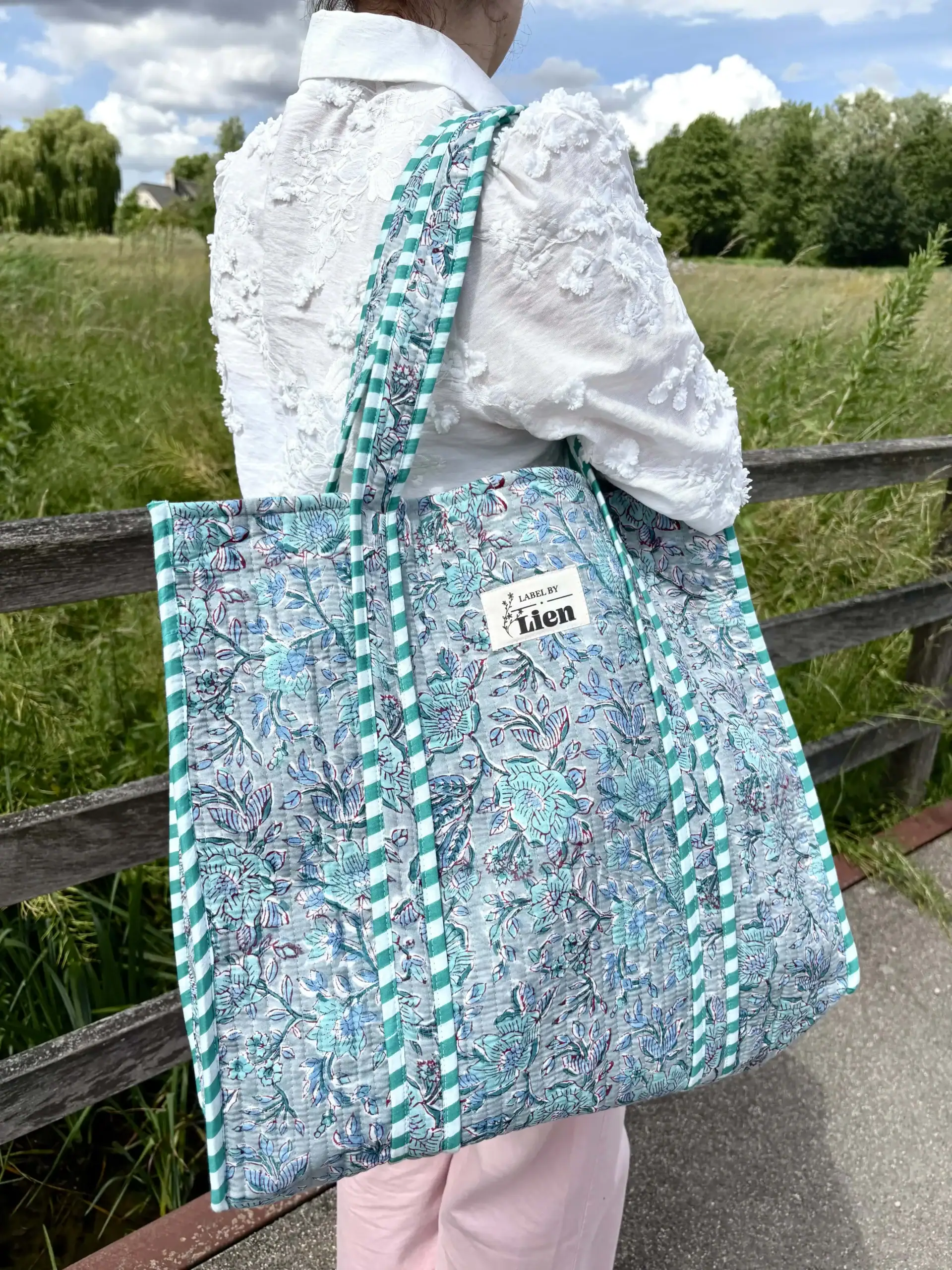 strandtas lichtbiauw met bloemenprint