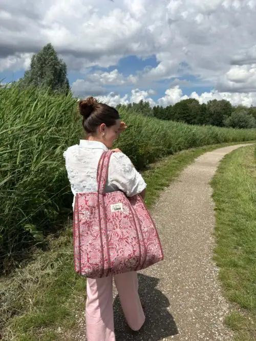 Strantas rood roze met kleurrijke bloemenprint